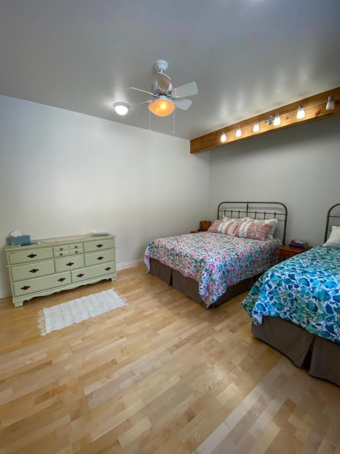 Frenchy'S Adventure Bed And Breakfast Анкъридж Стая снимка