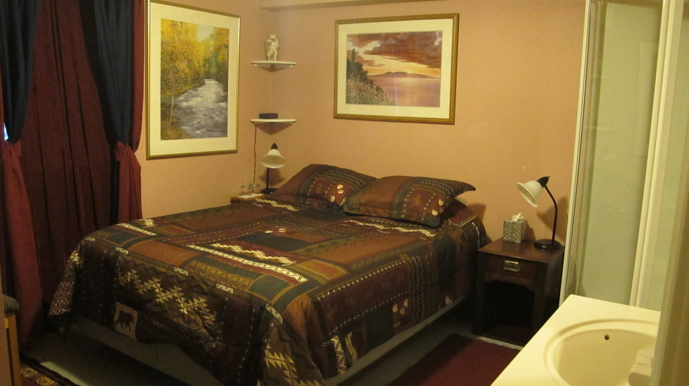 Frenchy'S Adventure Bed And Breakfast Анкъридж Екстериор снимка